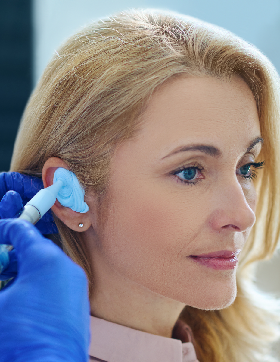 Frau bekommt Ohrabdruck für passende Otoplastik.