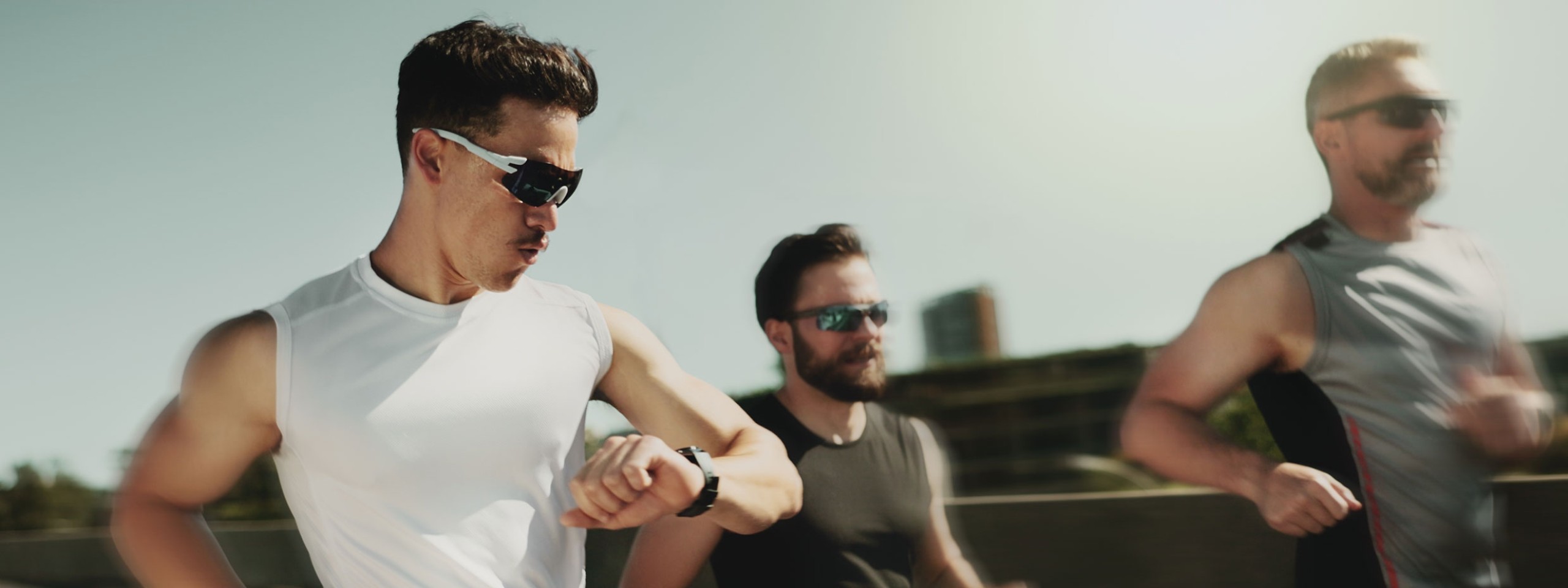 Drei Männer mit Sportbrillen beim Joggen
