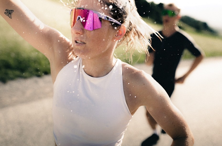 Evil Eye: Zwei Personen mit Sportbrillen